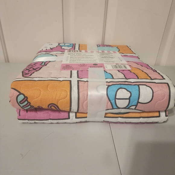 Hello Kitty Twin Size Quilted Reversible All Over Print Ice Cream Blanket - Picture 6 of 6